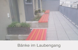 Bänke im Laubengang